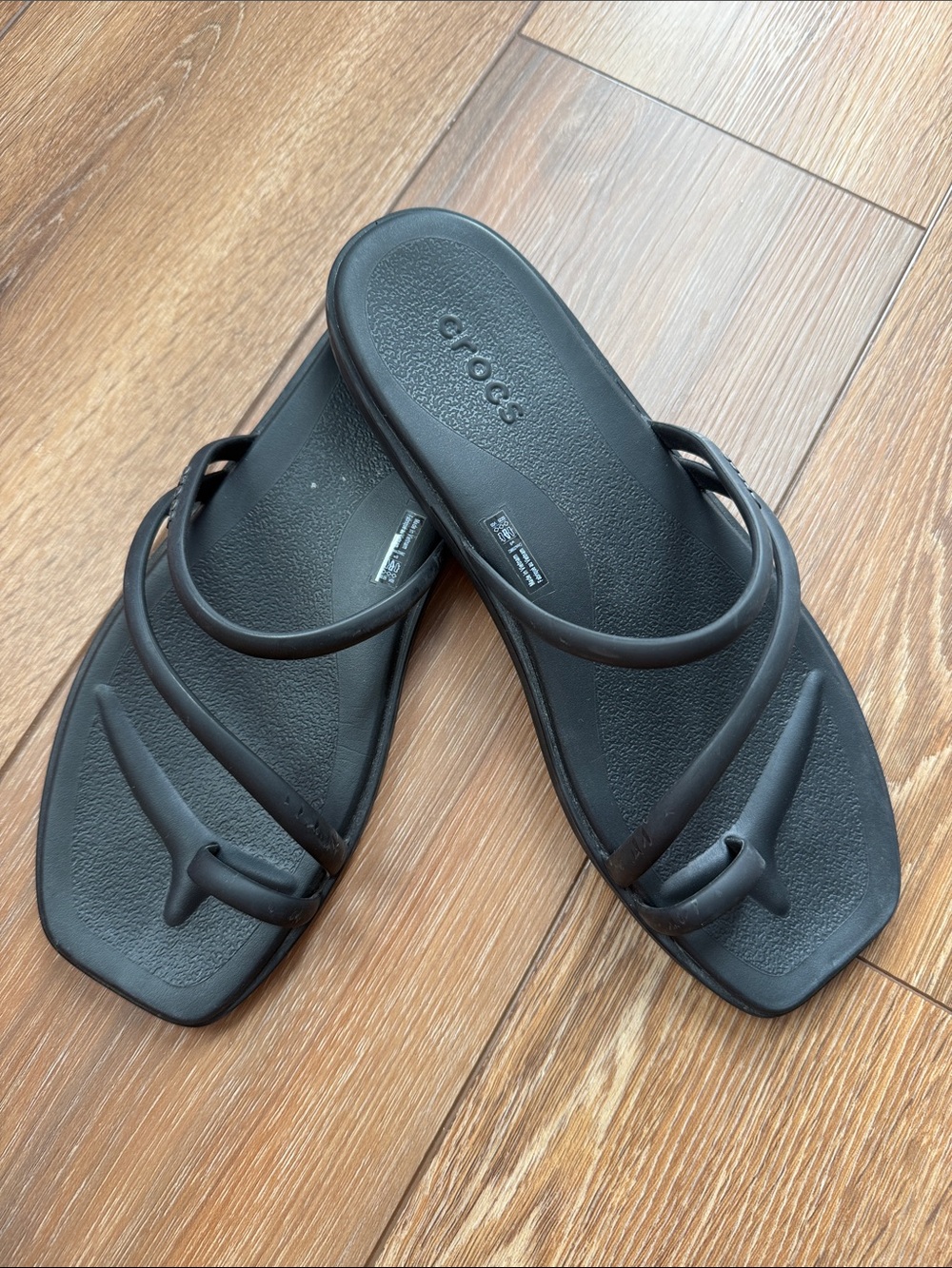 CROCS Women's Black Minimalist Strappy Toe-Loop Sandals